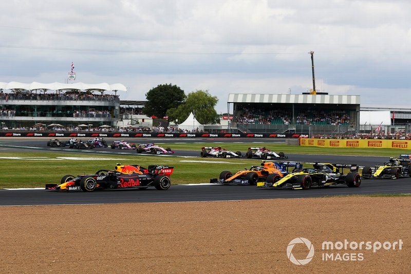 Pierre Gasly, Red Bull Racing RB15, precede Lando Norris, McLaren MCL34, e Daniel Ricciardo, Renault F1 Team R.S.19, alla partenza