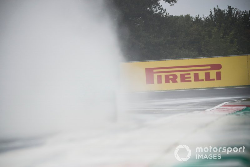 La poussière après le nettoyage de la piste consécutif à la dispersion d'huile en F2