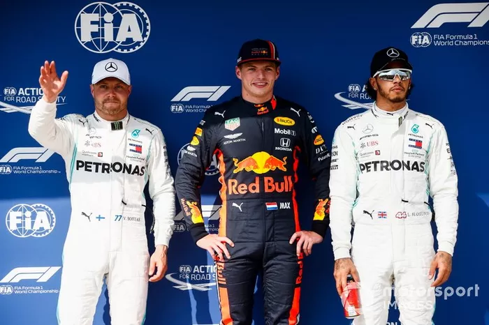 Los tres primeros clasificados Valtteri Bottas, Mercedes AMG F1, ganador de la pole Max Verstappen, Red Bull Racing, y Lewis Hamilton, Mercedes AMG F1.