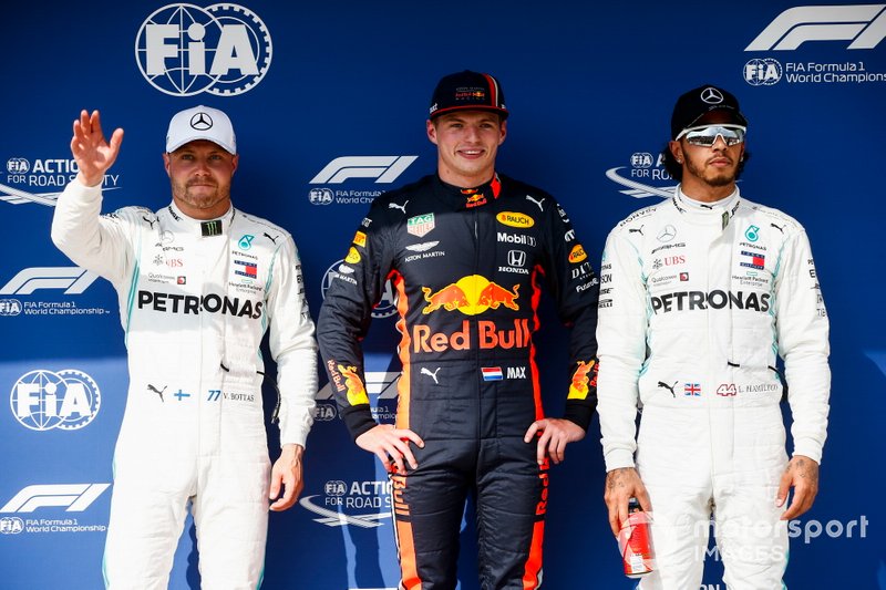 Los tres primeros clasificados Valtteri Bottas, Mercedes AMG F1, ganador de la pole Max Verstappen, Red Bull Racing, y Lewis Hamilton, Mercedes AMG F1.