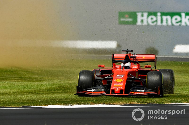 Sebastian Vettel, Ferrari SF90, corre sobre la hierba
