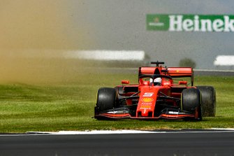Sebastian Vettel, Ferrari SF90, çime çıkıyor