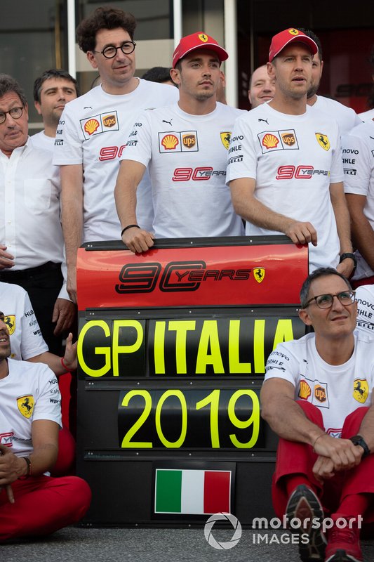 Mattia Binotto, Team Principal Ferrari, Charles Leclerc, Ferrari, e Sebastian Vettel, Ferrari, entra nel team Ferrari per celebrare il 90esimo anniversario