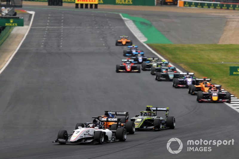 Lirim Zendeli, Sauber Junior Team by Charouz, Alexander Peroni, Campos Racing and Felipe Drugovich, Carlin Buzz Racing battle