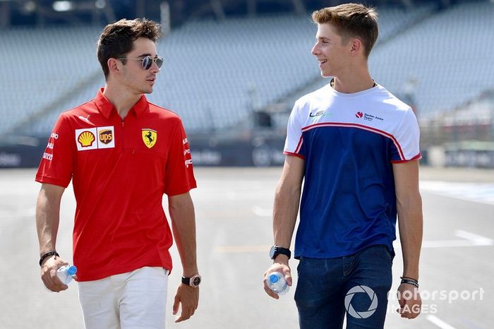 Charles Leclerc, Ferrari recorre la pista con su hermano Arthur Leclerc
