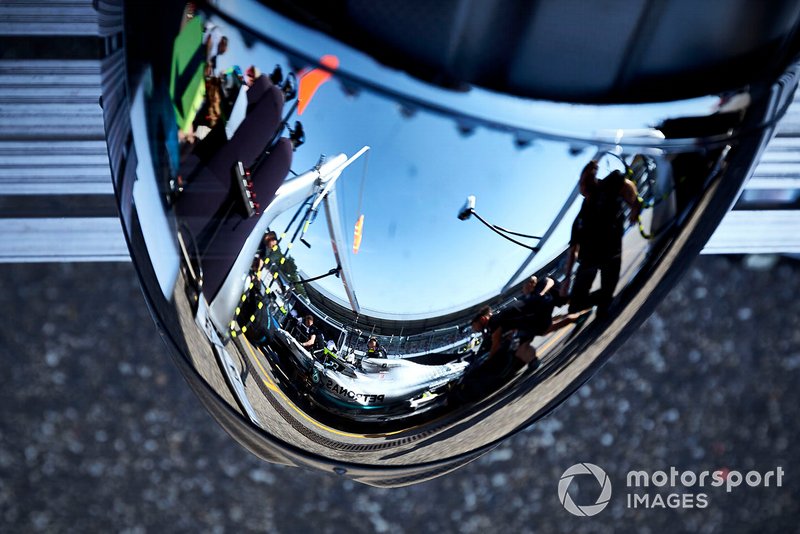 Il pit stop di Valtteri Bottas, Mercedes AMG W10, riflesso nel casco di un meccanico