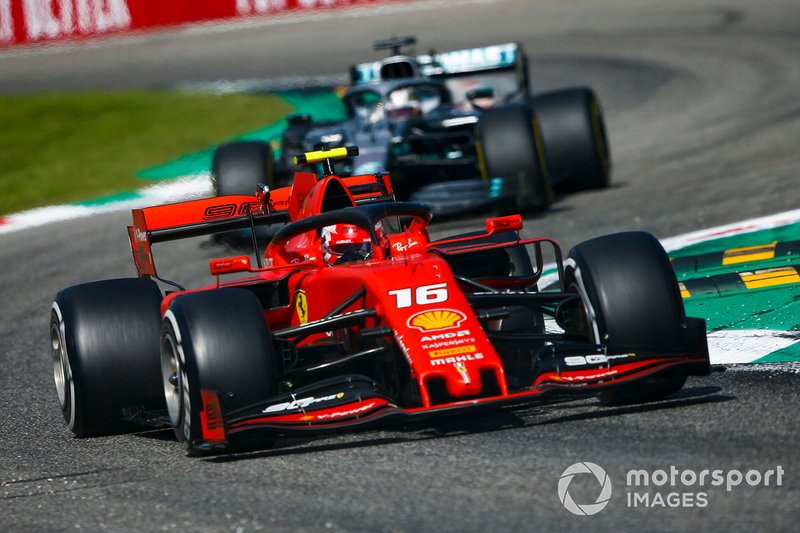 Charles Leclerc, Ferrari SF90 y Lewis Hamilton, Mercedes AMG F1 W10 