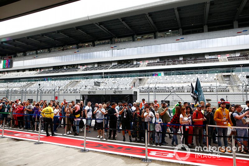Des fans dans la voie des stands