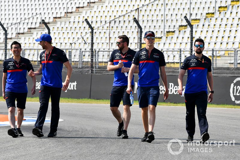 Daniil Kvyat, Toro Rosso fait un trackwalk avec ses mécaniciens