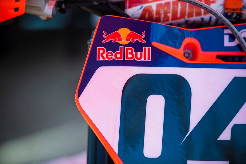 Detalle moto de motocross Andrea Dovizioso