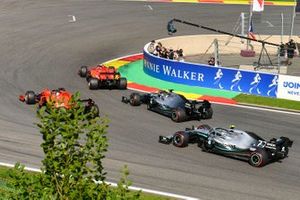 Charles Leclerc, Ferrari SF90, precede Sebastian Vettel, Ferrari SF90, Lewis Hamilton, Mercedes AMG F1 W10 e Valtteri Bottas, Mercedes AMG W10.