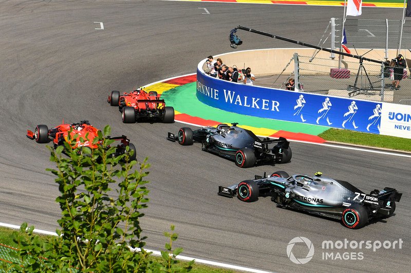 Charles Leclerc, Ferrari SF90, lidera Sebastian Vettel, Ferrari SF90, Lewis Hamilton, Mercedes AMG F1 W10 y Valtteri Bottas, Mercedes AMG W10.