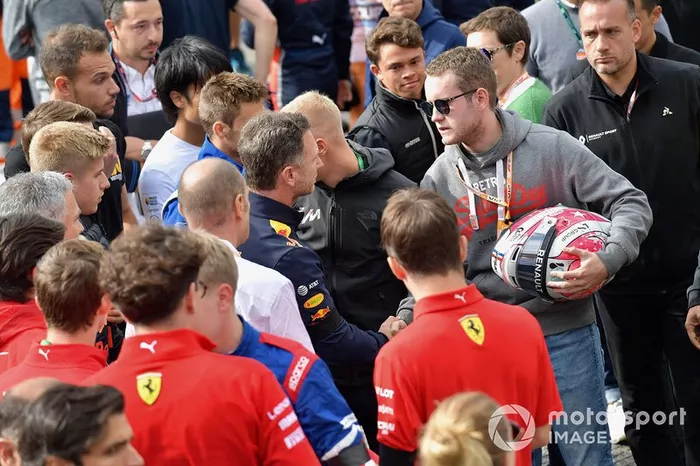 El hermano de Anthoine Hubert saluda a Christian Horner, director del equipo Red Bull Racing