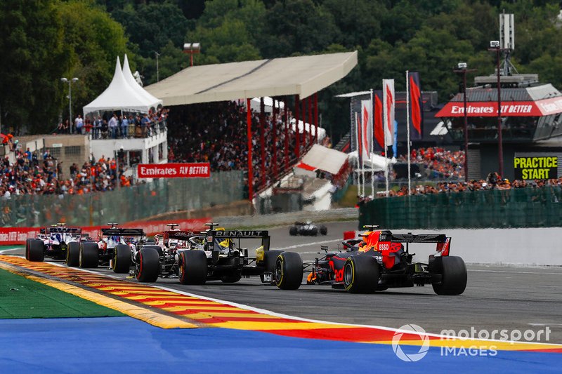 Alex Albon, Red Bull Racing RB15 persigue a Nico Hulkenberg, Renault F1 Team R.S. 19