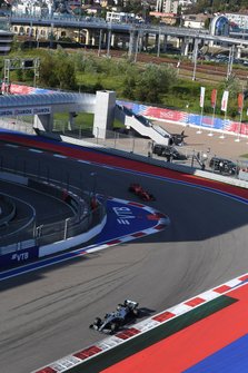 Valtteri Bottas, Mercedes AMG W10, precede Charles Leclerc, Ferrari SF90