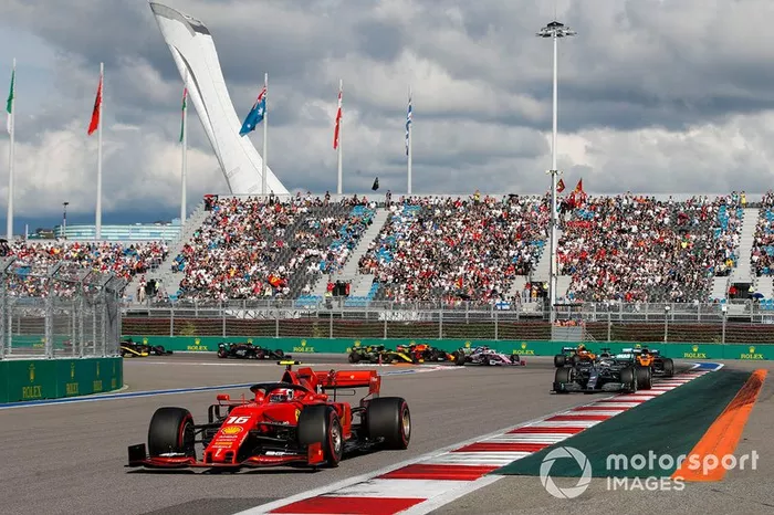 Charles Leclerc, Ferrari SF90, precede Lewis Hamilton, Mercedes AMG F1 W10, Carlos Sainz Jr., McLaren MCL34, Valtteri Bottas, Mercedes AMG W10, Lando Norris, McLaren MCL34, e il resto delle auto all'inizio della gara