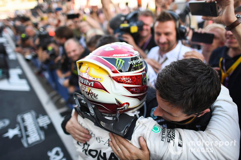 Lewis Hamilton, Mercedes AMG F1, 1st position, celebrates in Parc Ferme with his team