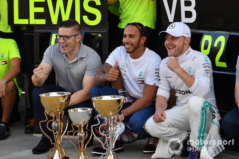 Ganador Lewis Hamilton, Mercedes AMG F1, celebra con el equipo Mercedes y Valtteri Bottas, Mercedes AMG F1