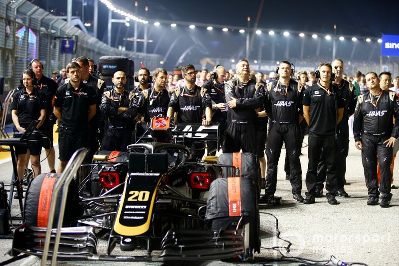 Meccanici della Haas F1 sulla griglia con Kevin Magnussen, Haas F1 Team VF-19