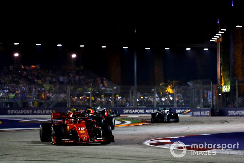 Charles Leclerc, Ferrari SF90, precede Max Verstappen, Red Bull Racing RB15