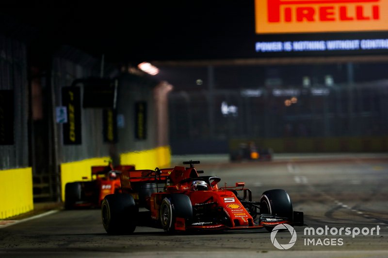 Sebastian Vettel, Ferrari SF90, precede Charles Leclerc, Ferrari SF90