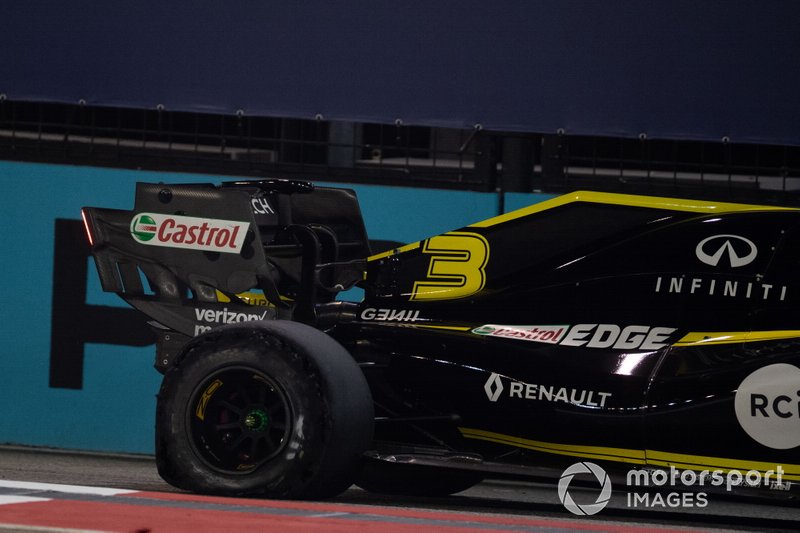 Daniel Ricciardo, Renault F1 Team R.S.19, con un pinchazo