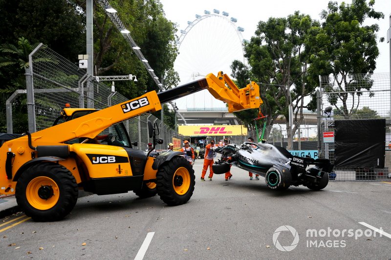 Coche de Valtteri Bottas, Mercedes AMG W10 en recuperación