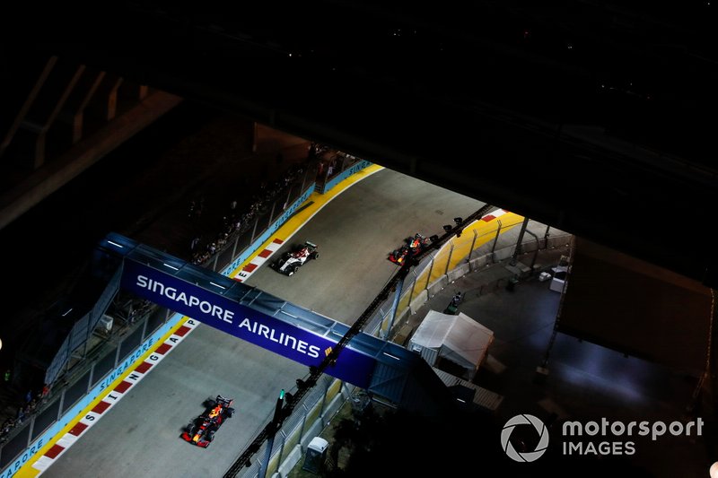 Alexander Albon, Red Bull Racing RB15, Kimi Raikkonen, Alfa Romeo Racing C38 y Max Verstappen, Red Bull Racing RB15
