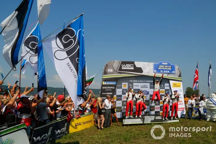 Podio: Il vincitore Ott Tänak, Martin Järveoja, Toyota Gazoo Racing WRT Toyota Yaris WRC. secondo classificato Kris Meeke, Sebastian Marshall, Toyota Gazoo Racing WRT Toyota Yaris WRC, terzo classificato Jari-Matti Latvala, Miikka Anttila, Toyota Gazoo Racing WRT Toyota Yaris WRC