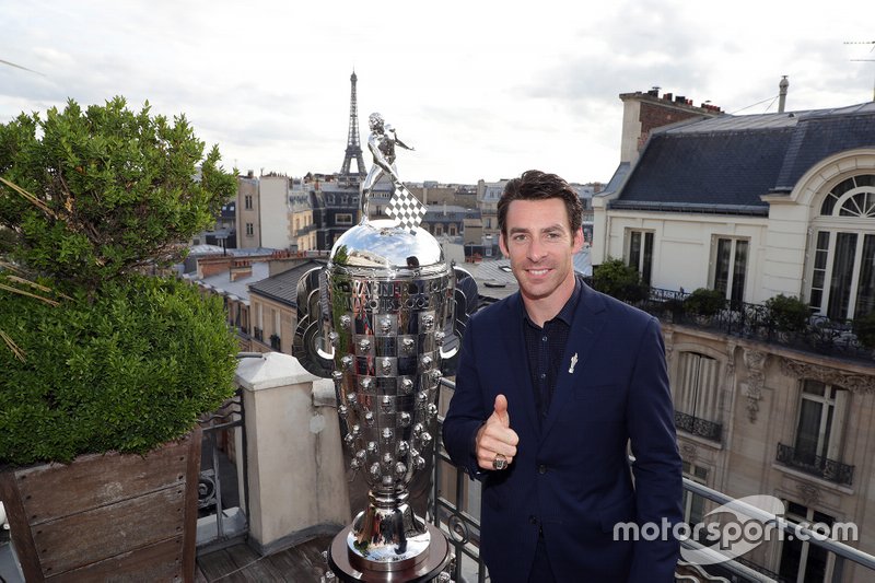 Simon Pagenaud con el Trofeo Borg-Warner en París