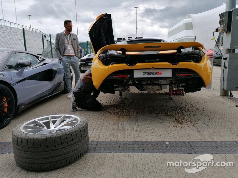 Осмотр спорткара McLaren после заезда с участием Ландо Норриса
