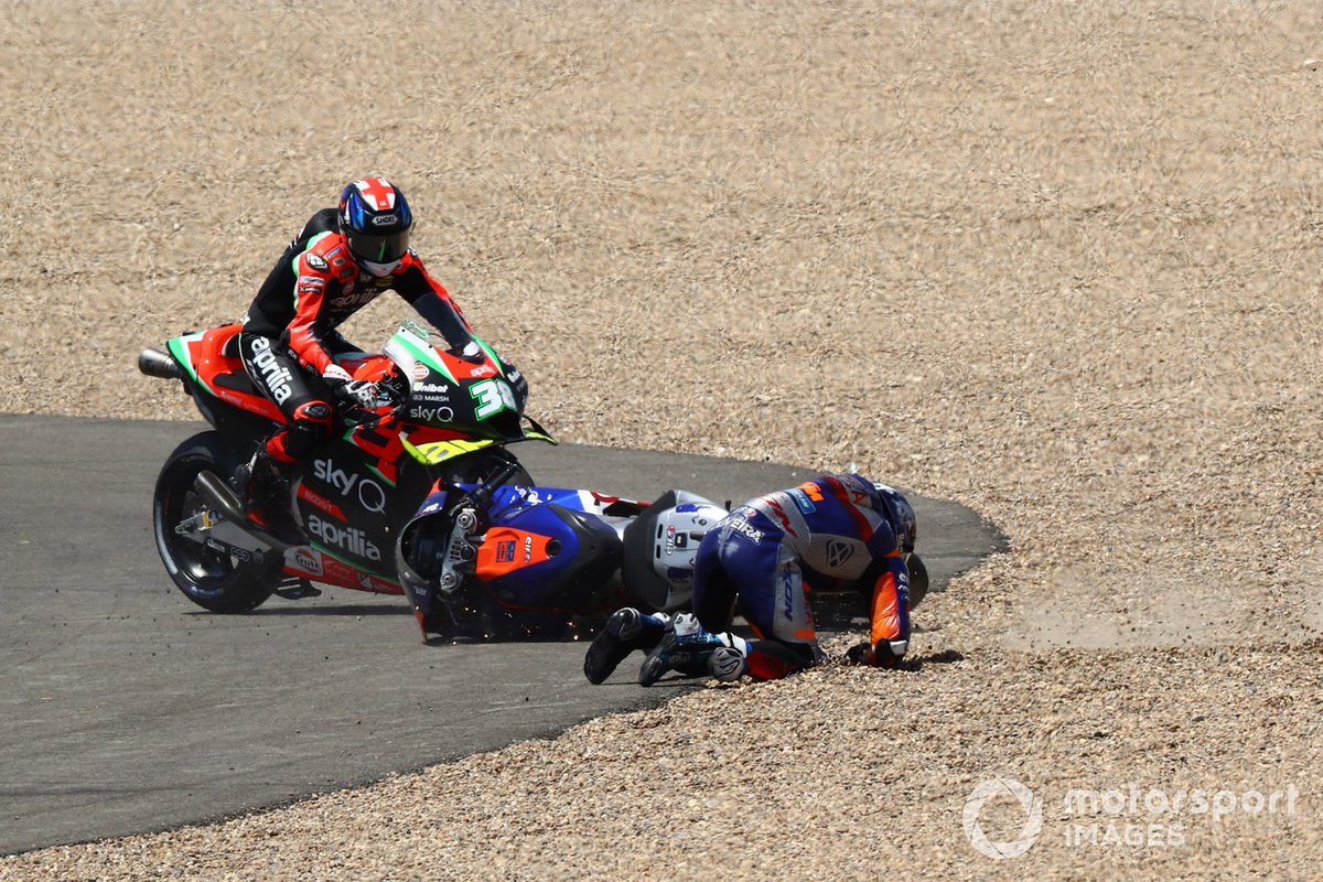Miguel Oliveira, Red Bull KTM Tech 3 y Brad Binder, Red Bull KTM Factory Racing chocan en la primera curva