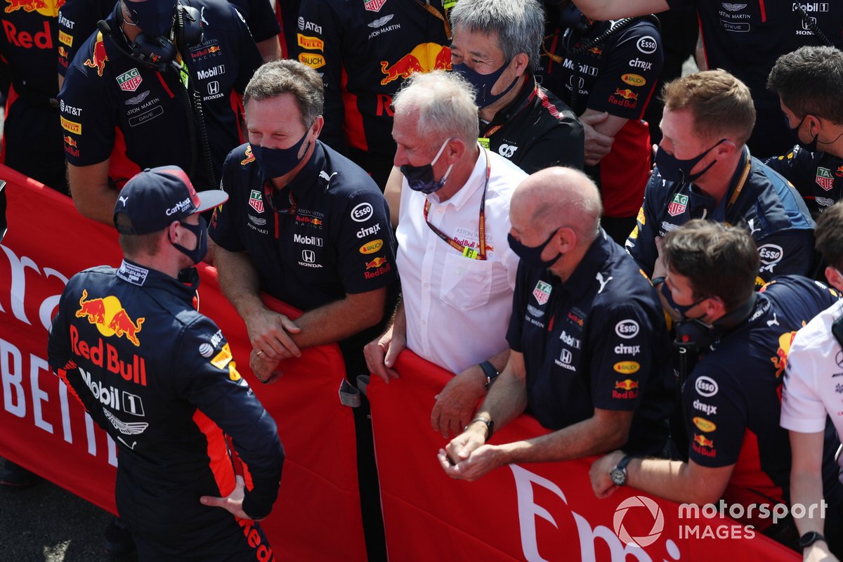 El ganador de la carrera Max Verstappen, de Red Bull Racing, habla con Christian Horner, director del equipo, Red Bull Racing, Helmut Marko, consultor, Red Bull Racing, y Adrian Newey, director técnico de Red Bull Racing, en el Parc Ferme