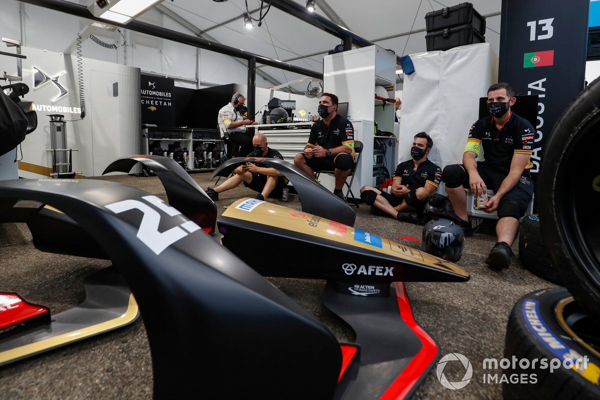 El equipo de DS Techeetah en el garaje