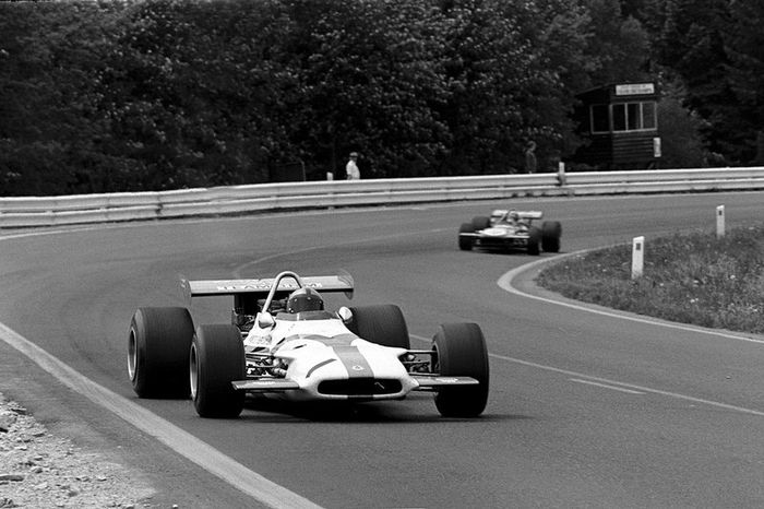 Pedro Rodríguez, BRM P153 adelanta a Chris Amon, March 701