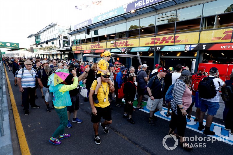 I fan della F1 camminano lungo la Pit Lane