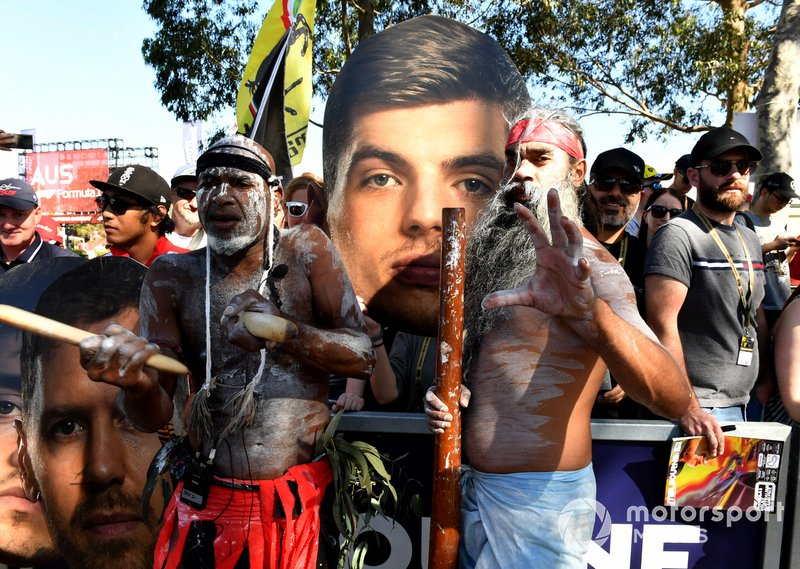 Fans en Albert Park con una banda de música