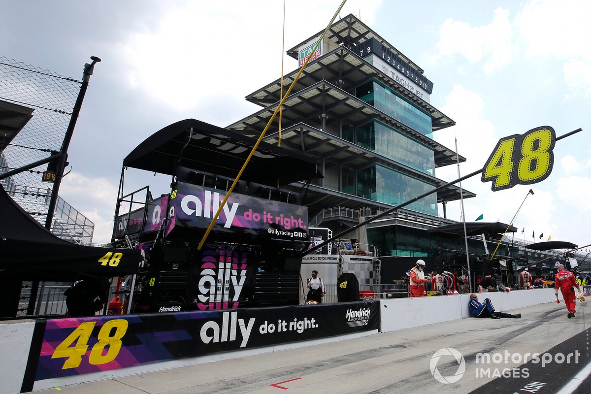 Justin Allgaier, Hendrick Motorsports, Chevrolet Camaro Ally pit stall