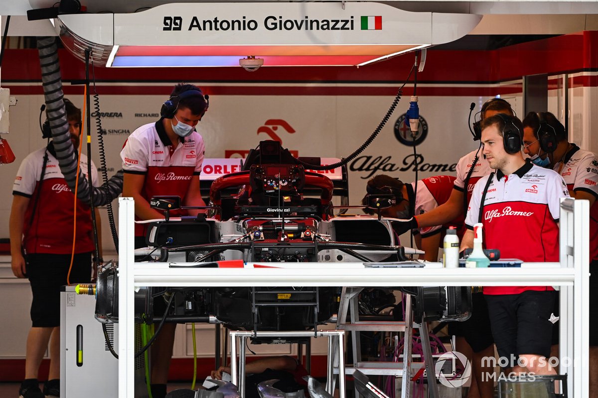 Mechanics work on the Antonio Giovinazzi Alfa Romeo Racing C39