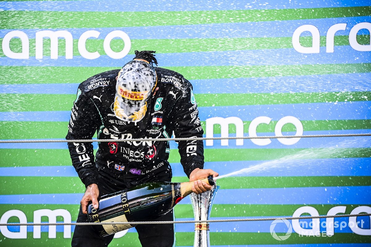 Il vincitore della gara Lewis Hamilton, Mercedes-AMG Petronas F1 festeggia sul podio con lo champagne