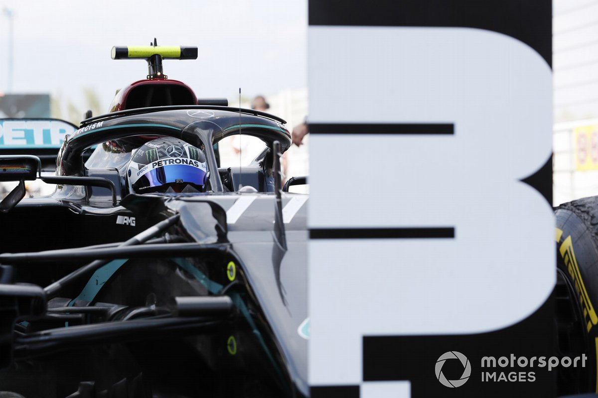 Tercer lugar Valtteri Bottas, Mercedes-AMG Petronas F1, celebra en parc ferme