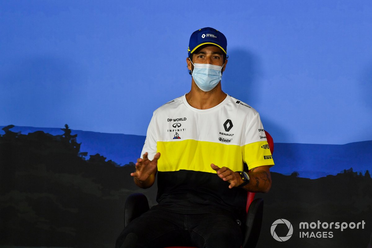Daniel Ricciardo, Renault F1 Team en la conferencia de prensa