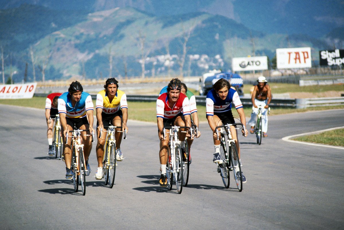Los pilotos participan en una carrera de bicicletas alrededor del nuevo circuito: Jody Scheckter, Wolf; Emerson Fittipaldi, Fittipaldi; Clay Regazzoni, Shadow; Eddie Cheever Theodore