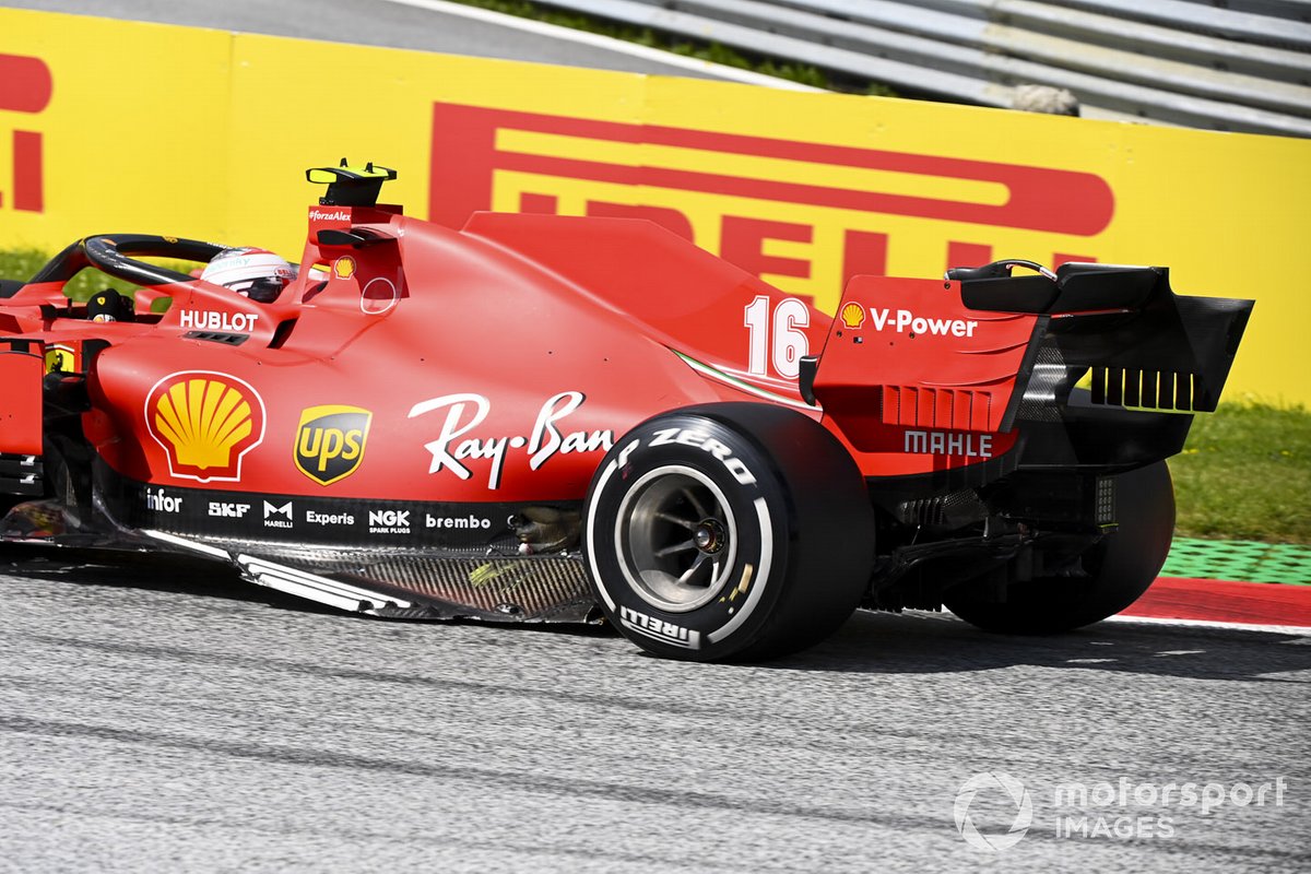 I danni sulla macchina di Leclerc, Ferrari SF1000, dopo l'incidente alla partenza
