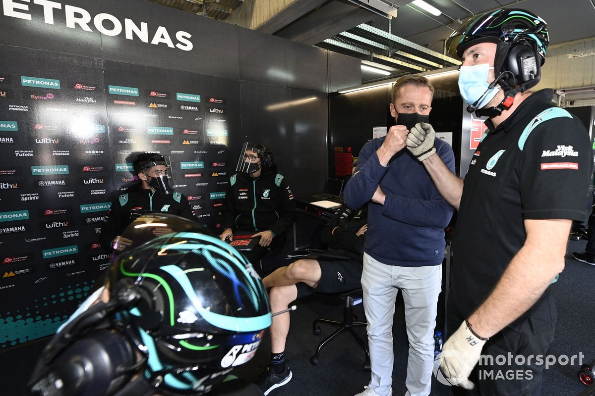 Atmósfera del garaje del equipo Petronas Yamaha