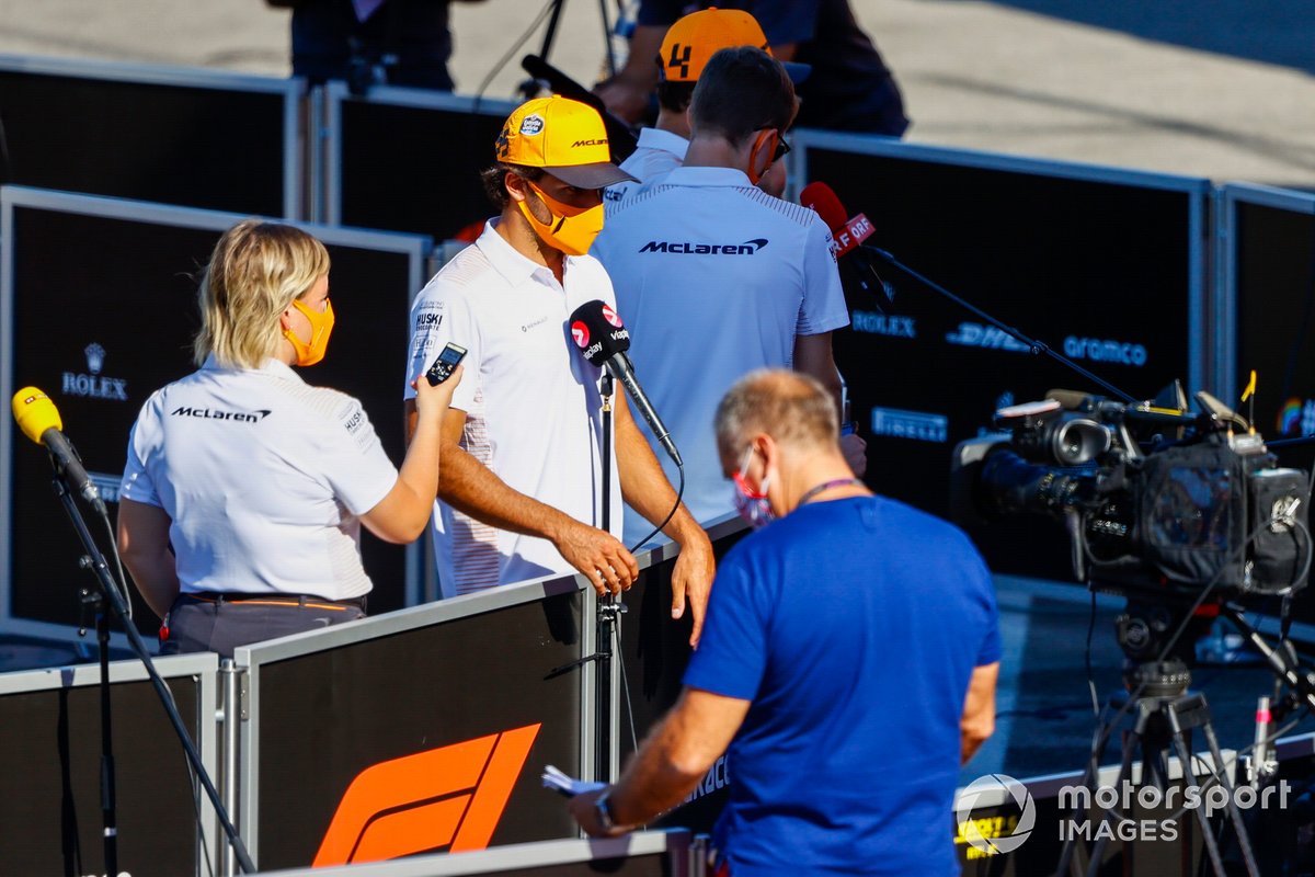 Carlos Sainz Jr., McLaren, con los medios