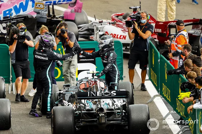 Ganador Lewis Hamilton, Mercedes-AMG F1 y Valtteri Bottas, Mercedes-AMG F1 celebran en Parc Ferme 