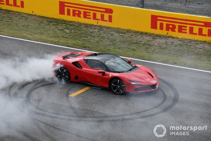 Sebastian Vettel, Ferrari, hace unas donuts en el SF90 Stradale