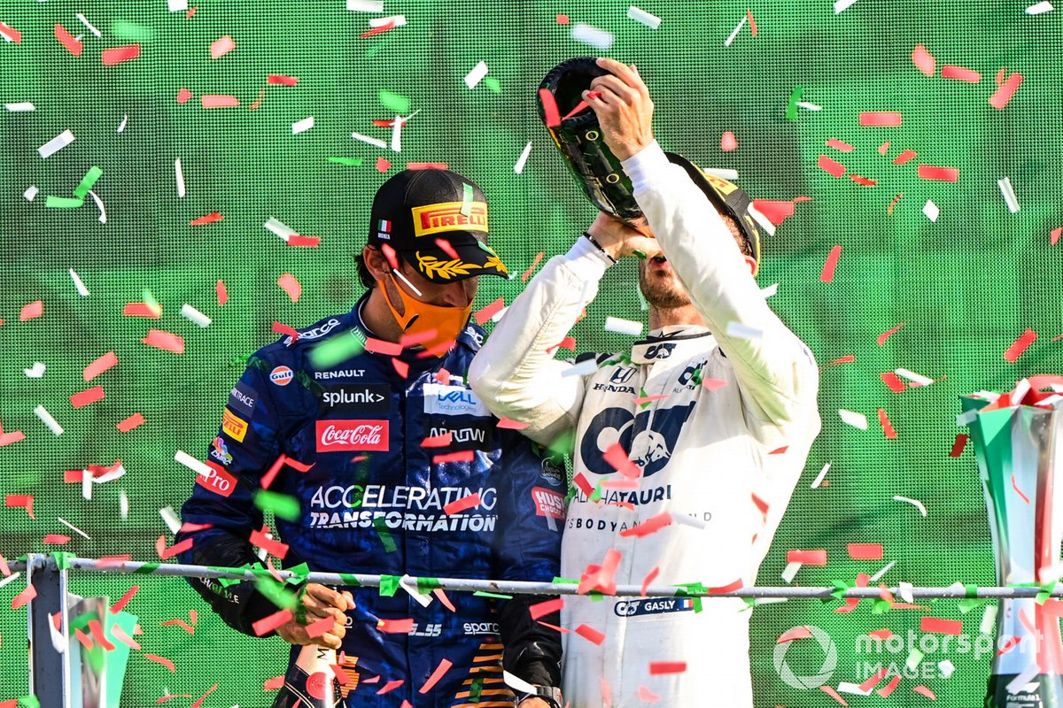Podio: segundo lugar Carlos Sainz Jr., McLaren, ganador Pierre Gasly, AlphaTauri, y tercer lugar Lance Stroll, Racing Point
