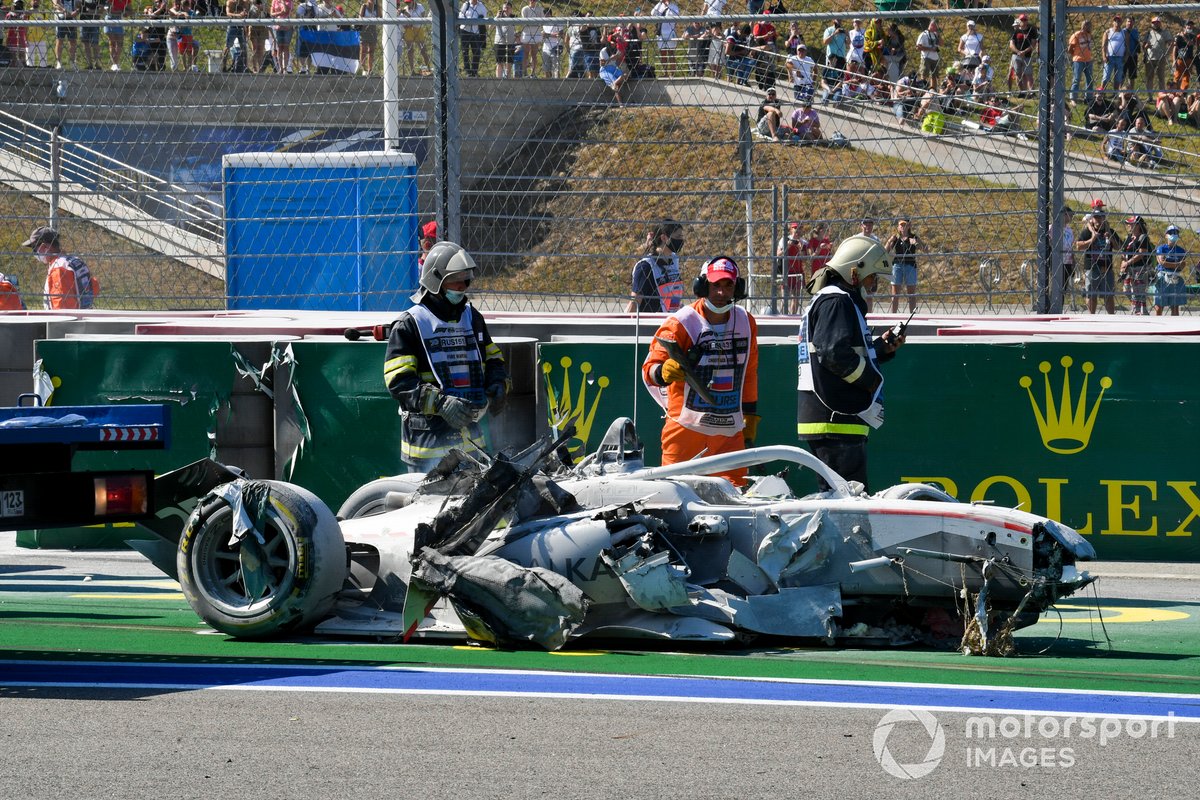 Marshals recover the car of Luca Ghiotto, Hitech Grand Prix after crashing with Jack Aitken, Campos Racing